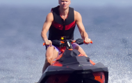 Haaland cực ngầu với khoảnh khắc lái cano trên biển