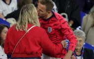 Harry Kane hôn vợ; gia đình cổ vũ Bellingham