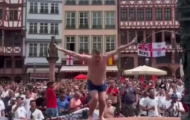 CĐV Anh quậy banh thành phố Frankfurt!