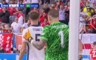 Pickford cũng phải ngả mũ với pha đá phạt góc chạm xà của Shaqiri 