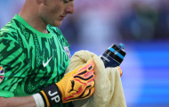 Bình nước kỳ diệu giúp Pickford cản phá quả 11m của Akanji