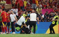 Tai bay vạ gió, Morata đau đớn với pha 'tắc bóng' của phóng viên