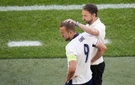 Gary Neville nêu thuyết âm mưu về phong độ kém của Harry Kane