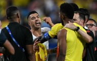 Luis Suarez chứng nào tật nấy, ‘cạp cổ’ đối phương sau thất bại