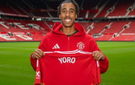 Leny Yoro rạng rỡ ra mắt Man Utd, lộ diện số áo huyền thoại