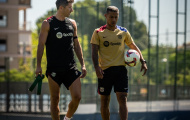 Lewandowski dính chặt Thiago trên sân tập Barca