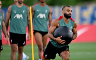 Liverpool tập luyện hăng say, Salah xuất hiện với diện mạo mới