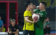 Hành động bóp cổ 'gây chấn động' của cầu thủ Trung Quốc