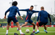 Antony tắc bóng Dalot, Casemiro quá mạnh mẽ trên sân tập Man Utd