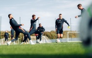 Bất ngờ Mazraoui; Loạt cú hích xuất hiện trên sân tập MU