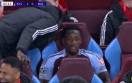 Tiền đạo Aston Villa nổi nóng, đạp ghế sau khi bị thay ra