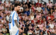 CĐV Paraguay ném chai nhựa vào Messi, gọi anh là 'thằng lùn chết tiệt'