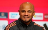 Hành động khiến Kompany phải bật cười ở trận Bayern thắng Augsburg