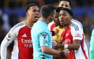 Michael Oliver nói gì với tổ VAR khi rút thẻ đỏ cho Arsenal?