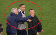 SỐC! Thua trận, Mourinho bóp mũi HLV đối thủ
