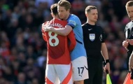 Fernandes hành động cảm xúc với De Bruyne sau trận derby cuối cùng