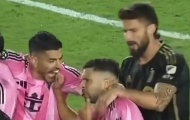 Suarez 'cắn nhầm' Alba trong lúc hỗn chiến