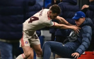 SỐC! Sao Bayern cosplay Hazard, xô ngã cậu bé nhặt bóng