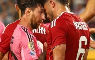 Messi nổi nóng, húc đầu vào cầu thủ Al Ahly