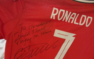 Ông Trump nhận áo đấu Ronaldo ký tặng cùng lời nhắn đặc biệt