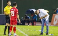 Trợ lý CAHN trốn vào phòng thay đồ, HLV Polking cúi lạy xin lỗi trọng tài