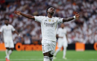 Vinicius ném chai nước xuống đường biên khi bị Xabi thay ra