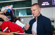 Berbatov và Vidic đến Việt Nam, fan MU phủ đỏ sân bay Tân Sơn Nhất