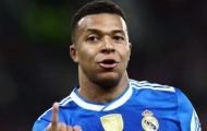 Mbappe tranh luận căng thẳng với phóng viên sau cú poker