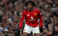 Neville bất ngờ khi 'wing-back trung bình' của MU lột xác