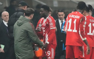Alphonso Davies bật khóc rời sân trong ngày Bayern Munich đại thắng
