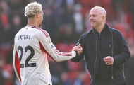 HLV Slot giải thích việc Ekitike dự bị trước Tottenham