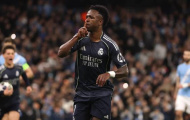 Vinicius nhại động tác khóc trả đũa CĐV Man City