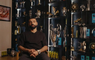 Quá nhiều danh hiệu ở Liverpool, Salah phải để cúp dưới sàn nhà