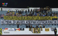 CĐV Malaysia giăng băng rôn chỉ trích FAM tại Thiên Trường