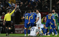 Bastoni nhận thẻ đỏ vì xoạc sau, người Ý tan mộng World Cup