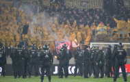 Ultras đốt cờ và ném pháo sáng làm loạn Bundesliga 2