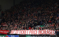CĐV Liverpool gỡ bỏ cờ tại khán đài The Kop để phản đối tăng giá vé
