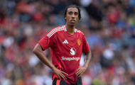 Huyền thoại giục Man United đẩy đi Leny Yoro