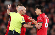 Trò hề từ trọng tài đẩy hàng thủ Man Utd vào cơn bĩ cực