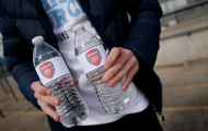CĐV Man City dùng chai nước chế nhạo thói hụt hơi của Arsenal