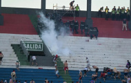 Fan nữ mang thai ngất xỉu giữa bạo loạn ở trận derby Paraguay