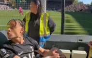 Xavi Simons văng tục với fan Wolves khi rời sân bằng cáng