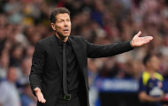 Ben White bị Simeone dằn mặt vì giẫm lên huy hiệu Atletico