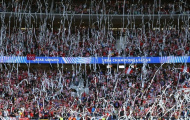CĐV Atletico ném giấy, bình luận viên BBC dính đòn
