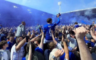 Biển người tràn xuống sân ăn mừng Ipswich Town thăng hạng