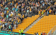 Wolves sơ tán CĐV vì mảnh vỡ rơi ở Molineux