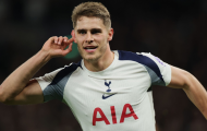 MU săn Van de Ven giá rẻ khi Spurs đua trụ hạng