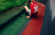 Konate đẩy văng Sesko vào bảng quảng cáo tại Old Trafford