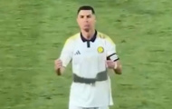 Ronaldo làm 'nhạc trưởng' khi bị CĐV hô vang tên Messi