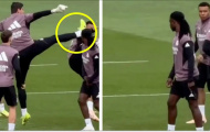 Courtois tung cước nguy hiểm suýt trúng đầu Mbappe trên sân tập